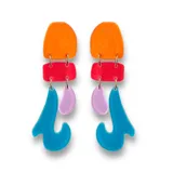 Aros colgantes con piezas geométricas de colores naranja, rojo, lila y celeste.