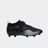 Championes de fútbol Umbro VIBE HG, color negro con detalles en gris y logo de la marca en el lateral.