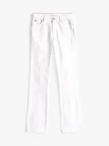 Pantalón jean blanco de corte bootcut y tiro medio, confeccionado en tejido denim elástico de algodón. Cuenta con cierre de cremallera con botón, cinco bolsillos, detalles distintivos de la marca y logo bordado en el bolsillo trasero.