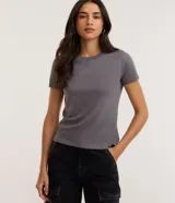 Remera básica de cuello redondo y manga corta, confeccionada en algodón suave y transpirable. Diseño liso y versátil de la marca Blue Steel.