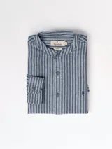 Camisa de manga larga con cuello mao, color celeste con rayas verticales azul marino.