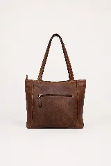 Cartera tipo tote de cuero vacuno marrón, con doble asa larga de hombro y cierre superior. Presenta un bolsillo frontal externo con textura símil cocodrilo y detalles de costuras visibles.