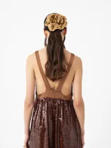 Vestido largo negro con lentejuelas y detalles de encaje, con tirantes finos y escote en V.