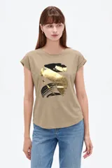 Remera de algodón color verde militar, con mangas cortas con dobladillo y estampado frontal abstracto con detalles en foil dorado y negro.