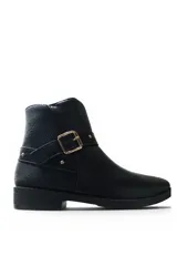 Bota baja de cuero sintético negro con textura en la parte posterior, tacón cuadrado y detalle de tira con hebilla dorada y tachas decorativas alrededor del tobillo.