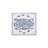 Bandana Eme Studios de color blanco con estampado en azul marino de estilo universitario que incluye la inscripción "Property of Eme Studios Closing DJ Sets 19 95" rodeada de estrellas.