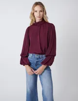 Jean wide leg marca Elan, color negro, de tiro alto con pierna ancha desde la cadera hasta el ruedo. Incluye pretina con pasadores, botón y cierre, y bolsillos funcionales en la parte delantera y trasera. La terminación del ruedo es deshilachada.