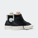 Championes Converse modelo Chuck 70 de caña alta, confeccionados en lona resistente con superposiciones de gamuza. Presentan suela de goma barnizada, cordones gruesos de algodón y el parche clásico de All Star en el lateral.