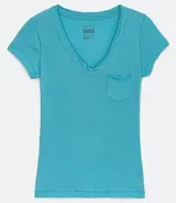 Remera básica celeste con escote en V, manga corta y bolsillo pequeño en el pecho.
