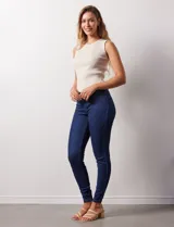 Jegging azul denim de calce ajustado, con pretina elastizada, bolsillos delanteros simulados y bolsillos traseros aplicados. Marca Zac & Rachel.