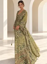 Vestido largo de estilo bohemio, color azul con estampado floral en tonos blancos y detalles geométricos en el escote y la cintura. Posee escote en V con cordones ajustables, mangas amplias tipo kimono y una silueta fluida y holgada.