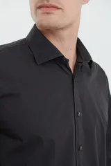 Camisa de vestir de hombre color gris oscuro, de manga larga y corte clásico.