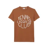 Remera de manga corta Lacoste color marrón, con cuello redondo y estampa frontal con texto en color blanco.