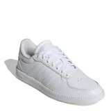 Championes urbanos Adidas modelo Breaknet Sleek, color blanco, confeccionados en cuero sintético con diseño de líneas laterales clásicas, cierre de cordones y suela de goma con textura.