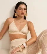 Top cropped femenino con escote en V, breteles finos ajustables y tejido cubierto de lentejuelas.