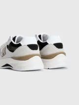 Zapatillas Tommy Hilfiger Modern Prep de running, color blanco con detalles en gris y logo TH en el lateral. Confeccionadas en gamuza y poliéster reciclado.