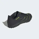 Championes de fútbol Adidas Predator Club diseñados para césped sintético. Cuentan con un exterior sintético negro con textura Strikeprint para mejorar el control de la pelota, detalles en color amarillo flúor y suela de caucho con tacos bajos.