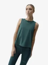 Musculosa deportiva de corte holgado y cuello redondo, confeccionada en tejido técnico transpirable. Presenta un diseño minimalista con detalle de logo pequeño en el pecho.