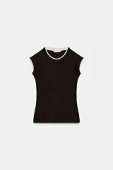 Camiseta blanca de corte slim fit con efecto de doble capa en las mangas cortas y el cuello redondo, en color azul marino.