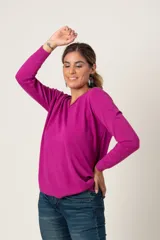 Sweater fucsia de punto con escote en V.