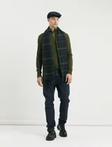 Pantalon de corte recto y estilo clásico en color negro, con cierre frontal y bolsillos laterales.