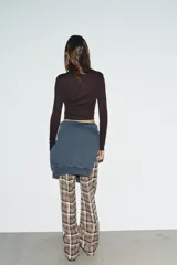 Camiseta de manga larga en color marrón oscuro, confeccionada en tejido de algodón. Presenta un diseño de corte ajustado (slim fit) con cuello redondo.