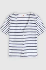 Remera de canalé a rayas horizontales blancas y azul marino, de manga corta, con escote en V y cierre frontal con botones.
