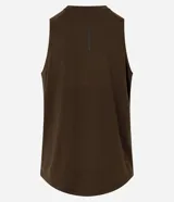 Musculosa deportiva masculina Get Over, de corte regular en color marrón, con cuello redondo, costuras visibles y etiqueta decorativa en el bajo.