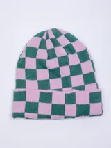 Gorro de tejido de punto con diseño a cuadros en color naranja y beige, con un parche negro con la inscripción "PIECE OF CAKE" en blanco.