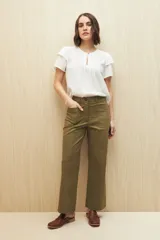 Pantalón recto color verde oliva, de tiro medio, con bolsillos delanteros y cierre con botón.