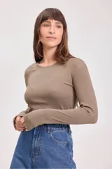 Remera de manga larga ajustada al cuerpo, con cuello redondo y diseño básico.