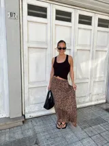 Pollera larga estampada con diseño de leopardo, corte fluido y cintura elástica.