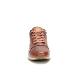 Championes Caterpillar modelo Ventura, confeccionados en cuero encerado con textura en color marrón. Presentan cordones al tono, entresuela de EVA en contraste y suela de goma para mayor tracción.