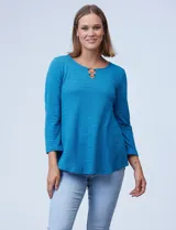 Blusa azul de tejido piqué, marca Ruby Rd. Tiene cuello redondo, escote en V y aplique metálico dorado.