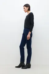 Jegging de jean elastizado color azul oscuro, con cintura alta elástica y bolsillos traseros.
