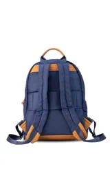 Mochila negra de tela impermeable con detalles en cuero sintético color marrón. Tiene un bolsillo grande frontal con broche, asas ajustables y faja para carry on.