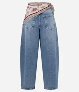 Pantalón de jean con corte barrel, de cintura media y perneras amplias con bajo afunilado. Cuenta con bolsillos funcionales, cierre tradicional y trabillas para cinturón. Incluye un pañuelo estampado desmontable en la cintura.