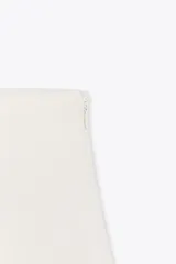 Pantalón tipo culotte de tiro alto, pierna ancha y pinzas frontales. Color beige/topo liso.