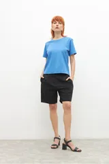 Remera azul de corte recto y mangas cortas.