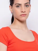 Top corto color amarillo, de mangas cortas y escote redondo.