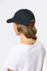 Gorro con visera de lona color negro con bordado en el frente.