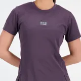 Remera deportiva de manga corta color violeta, con tecnología NB ICEx de secado rápido y tejido N-Vent transpirable.