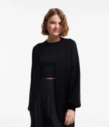 Cardigan abierto de punto pesado, con diseño alargado, mangas largas y bolsillos laterales. Confeccionado en una mezcla de viscosa, poliéster y poliamida.