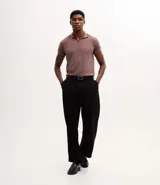 Camisa polo de manga corta confeccionada en algodón, con cuello en V y detalles en color contrastante en el cuello y los puños. Presenta un diseño de tejido en media malla, ofreciendo una textura suave y transpirable.