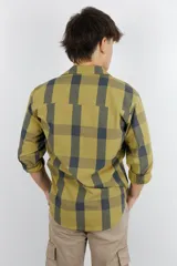 Camisa de manga 3/4 con cuello italiano y estampado a cuadros verde oliva y negro.