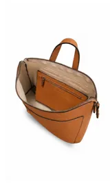 Mochila de cuero sintético color tostado, de diseño moderno y funcional, con bolsillo frontal y broche, y correas ajustables y desmontables.