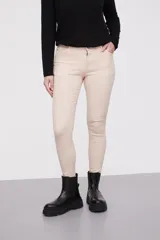 Pantalon jean de corte skinny y calce medio, color blanco, con bolsillos laterales y traseros.