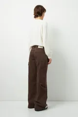 Jean de corte carpenter, estilo wide leg y tiro bajo, en color gris lavado. Presenta diseño de bolsillos frontales tipo parche y costuras reforzadas.