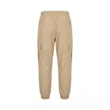 Pantalón cargo Nike de estilo deportivo, confeccionado en tejido ligero color beige. Presenta cintura elástica con cordón ajustable, bolsillos laterales tipo cargo y puños elásticos en los tobillos. Incluye el logo de la marca bordado en la parte superior.