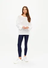 Buzo de punto abierto semitransparente, color blanco, con cuello redondo, mangas largas con hombros caídos y logo tejido en la espalda.